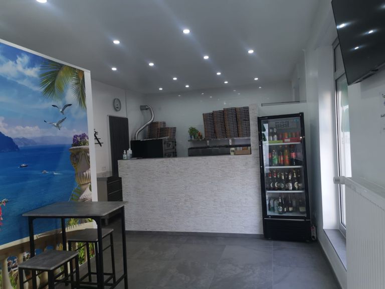 Pizzeria Azzurra am Ring — Innenansicht mit Theke und gemütlicher Atmosphäre